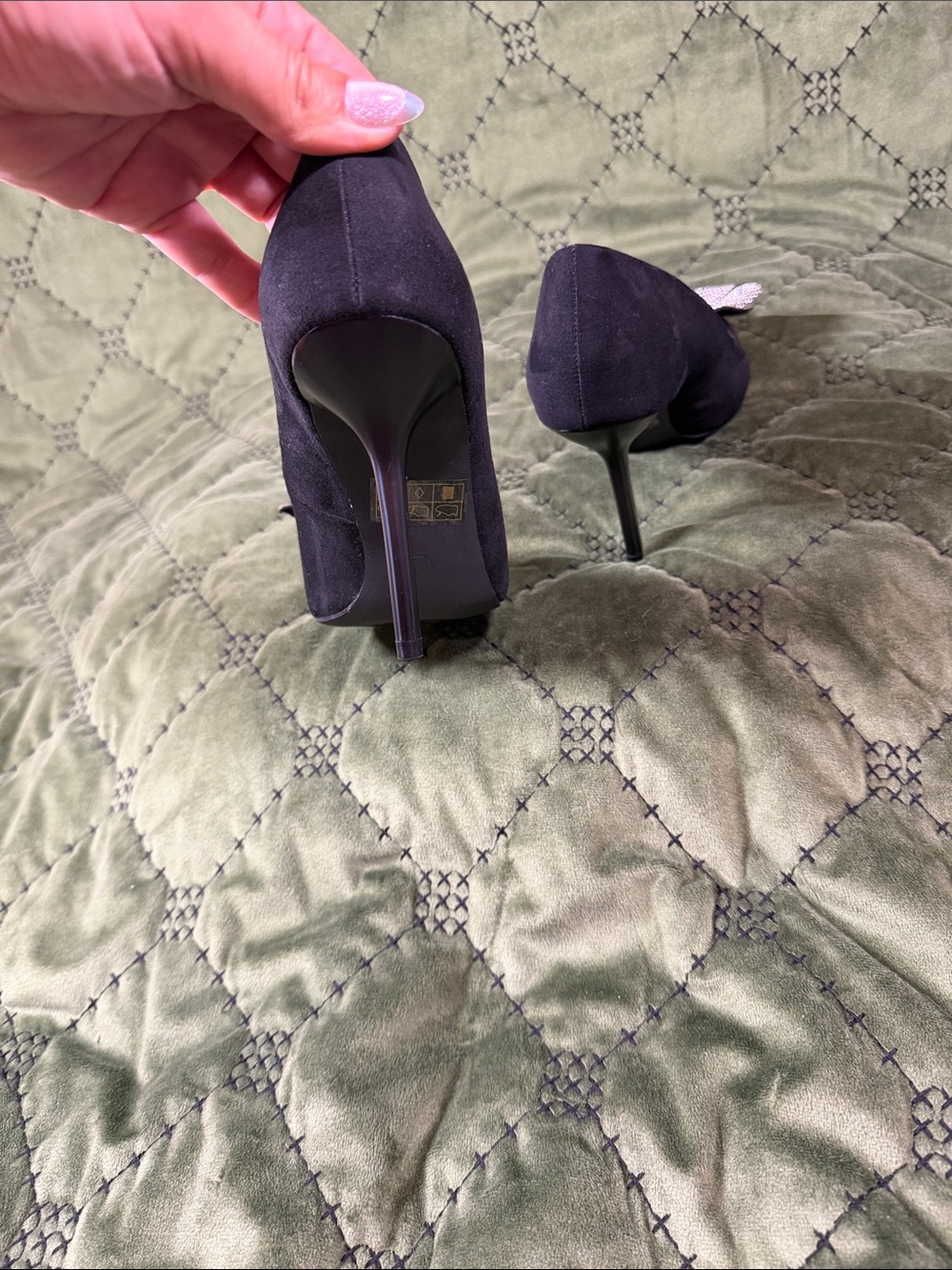 Journee Collection Black Pointed Toe Pumps with Crystal Bow Accent - Picture 3 of 6